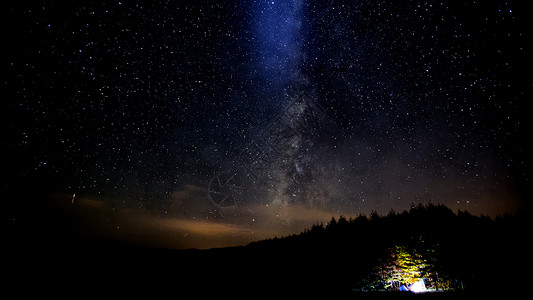 星空银河山谷夜高清图片