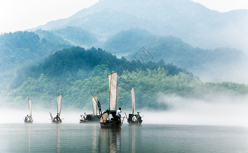 江雾江面帆影背景