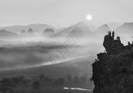 雾漫漓江背景图片