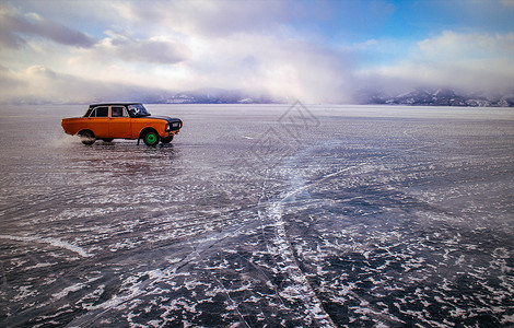 冰裂背景冰面上行驶的老式轿车 在资本寒冬中前进背景