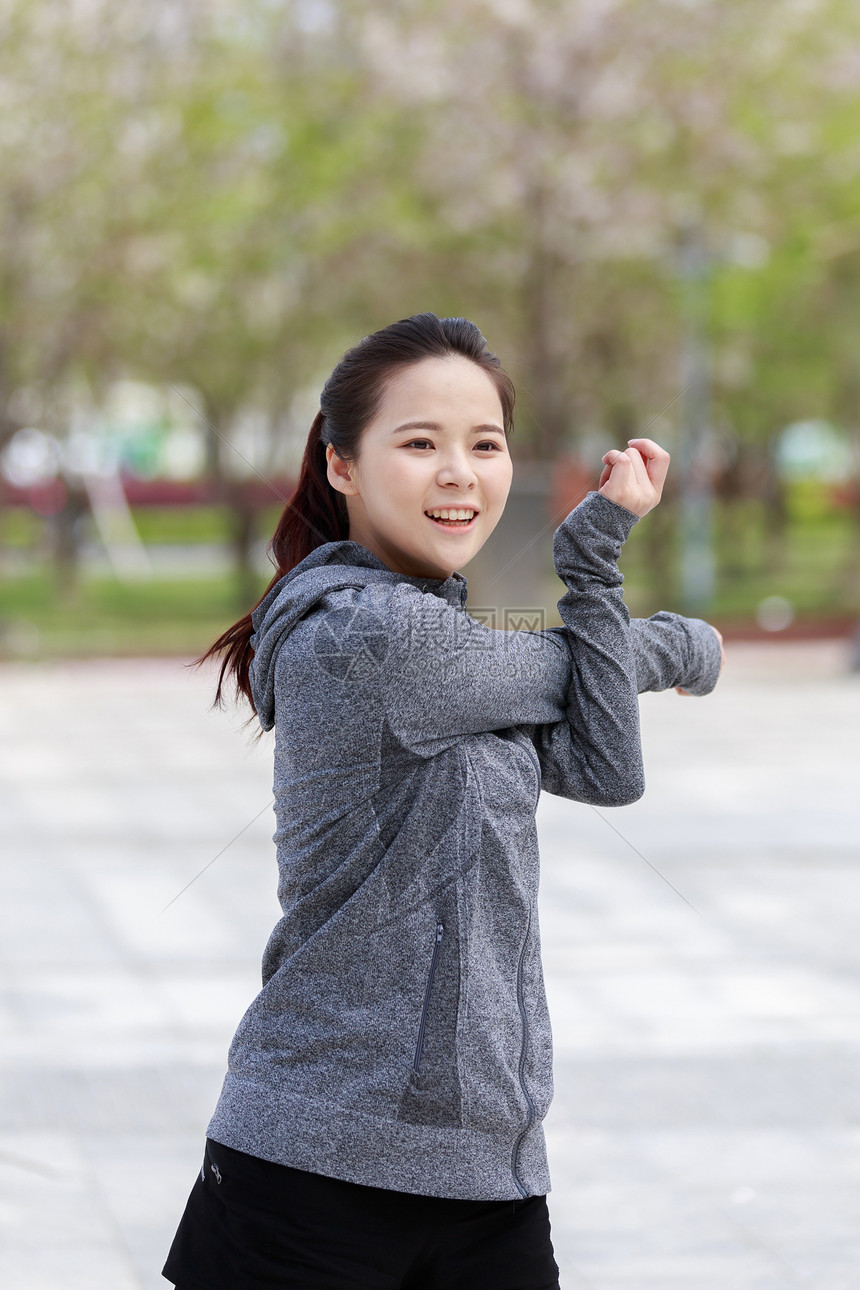 美女户外运动图片