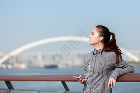 耳机广告美女户外运动背景