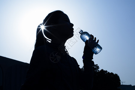 运动连拍素材年轻女性健身运动喝水剪影背景