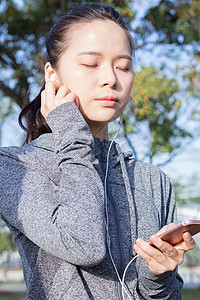 户外听音乐休闲放松的美女图片