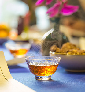 锤一杯冒着热气的红茶放在桌子上背景