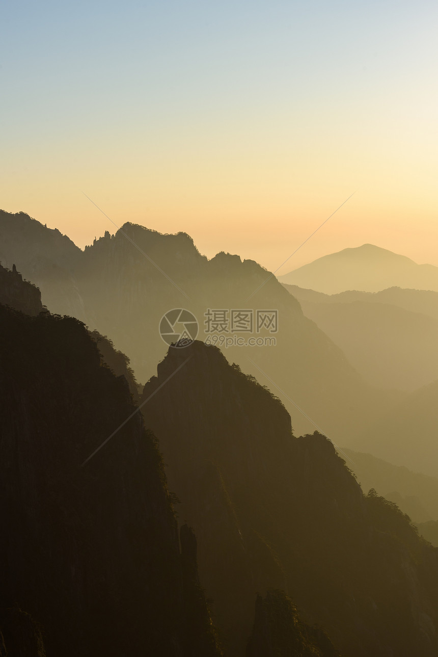 黄山落日连绵山峰剪影图片