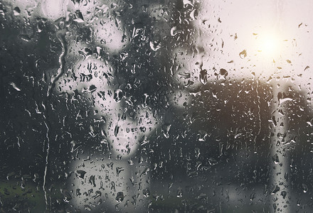 窗外的雨滴雨中窗上的水滴背景