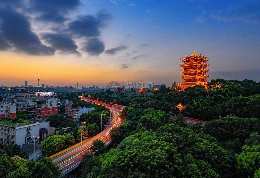 黄鹤楼夜景车轨图片