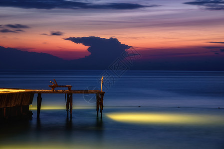 夜幕下海边的观景台背景图片