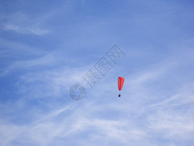 降落伞热气球蓝天中自由翱翔的热气球背景
