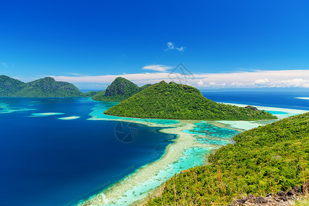 群岛蓝天下的海岛背景