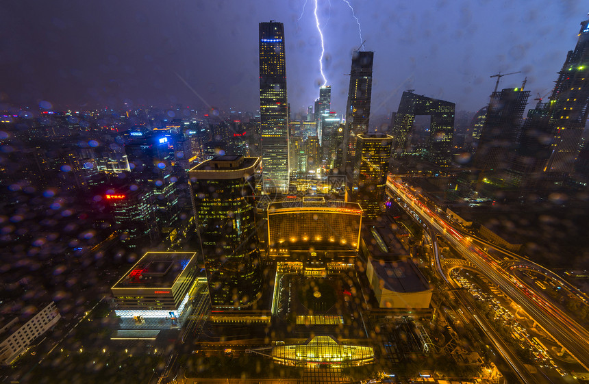 雷电大雨中的城市图片