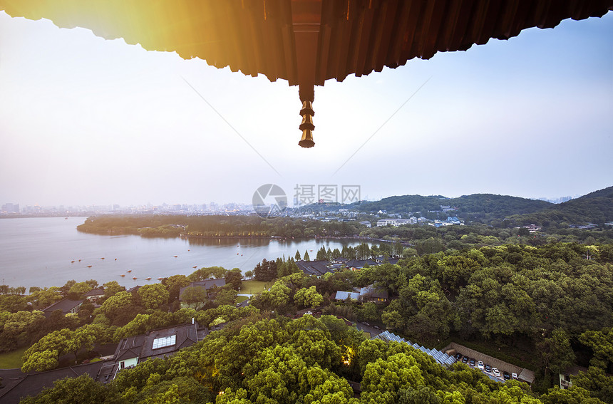 雷锋塔上眺望杭州西湖夕阳美景图片