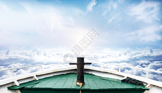 停泊的船云海里的船设计图片