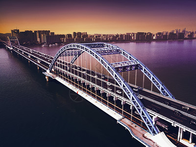 金与水的素材大桥与城市航拍背景