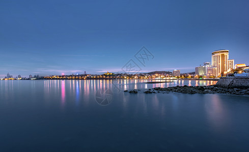 湖畔夜景平静的海湾背景