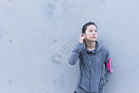 手机袋户外运动美女休息听音乐背景