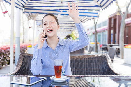 咖啡馆女孩打电话打招呼高清图片