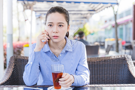 咖啡馆女孩打电话情绪低落高清图片