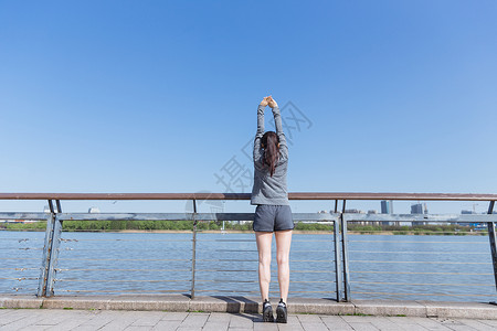 亚洲龙运动女孩阳光下拉伸身体背景