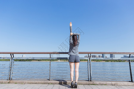 亚洲龙运动女孩阳光下拉伸身体背景