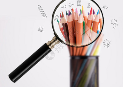 手绘毛刷笔筒被放大的彩色铅笔设计图片