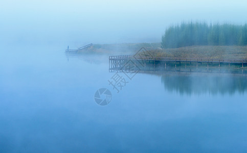 简洁蓝色背景独钓晨雾背景