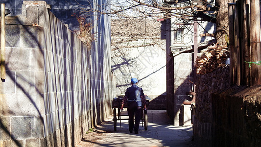 古村小巷冬日斜阳下的腾冲银杏村背景