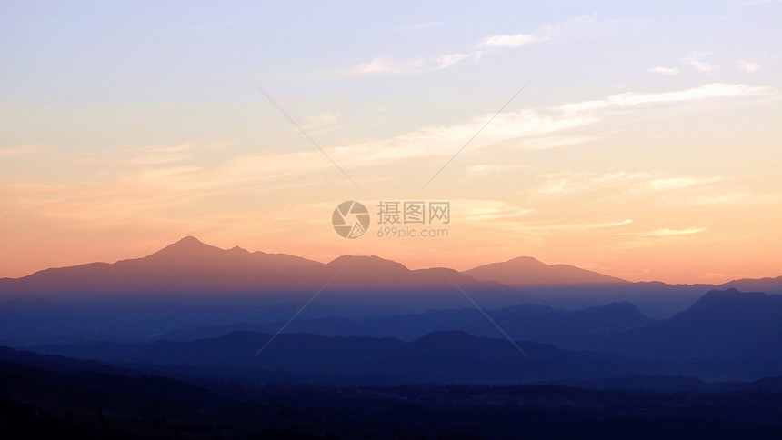 腾冲夕阳西下的天空和山脉图片