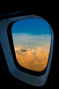 飞机窗外的世界－天空背景图片