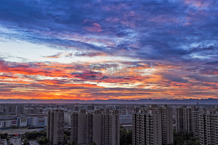 炫彩天空下的城市图片