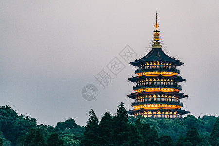 彩色灯光背景西湖长桥雷峰塔背景