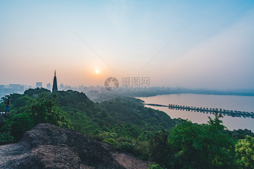 西湖长桥雷峰塔图片