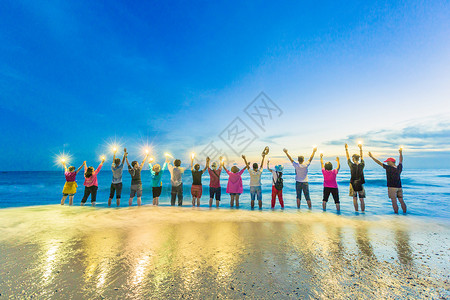 海边欢乐的一群人背景图片