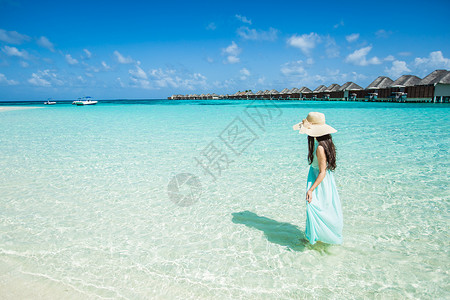 夏日沙滩元素夏日碧海蓝天下的少女背景