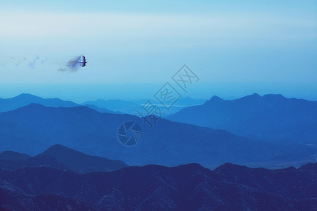 安静自然山里天空中的飞鸟幻化成星河设计图片