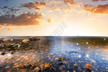 大瑟尔海岸大海边礁石上的星河设计图片