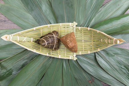 端午节粽叶上篮子里的粽子背景图片