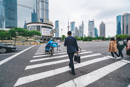 路上听歌人商务人士行走路口背景