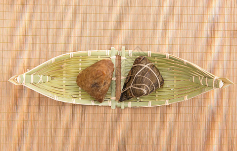 竹卷端午节竹垫篮子里的粽子背景