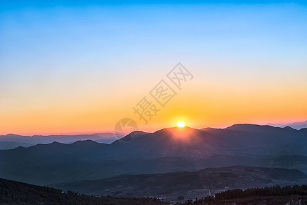 高山日出背景图片