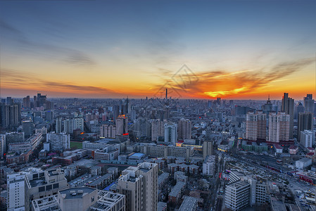 夕阳下的城市天际线背景图片
