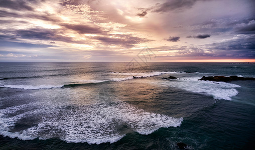 彩霞中的海洋风景图片