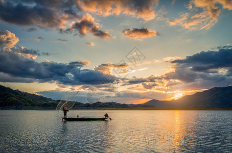 老渔翁夕阳湖水扑鱼撒网背景