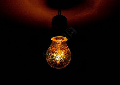 黑夜的灯泡火花灯丝灯高清图片