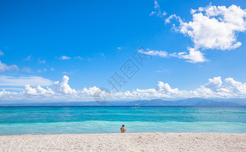 沙滩上人印度尼西亚巴厘岛的海背景