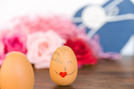 心形鸡蛋520卡通手绘抱爱心的蛋背景