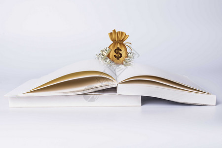 眼镜放在书籍上知识创造财富设计图片