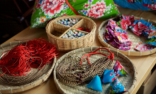 手绘传统风端午佳节手缝香包背景