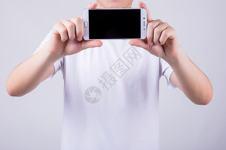 保护个人信息棚拍个人男孩双手拿手机形象背景